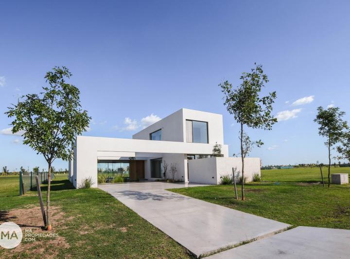 Casa · 230m² · 4 Ambientes · 2 Cocheras