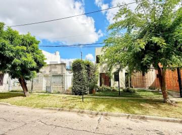Casa · 126m² · 4 Ambientes · 2 Cocheras · Casa a La Venta de 3 Dorm. en Los Hornos