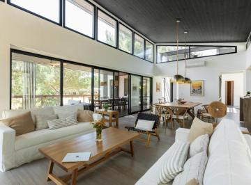 Casa · 218m² · 5 Ambientes · Casa en Laguna Escondida