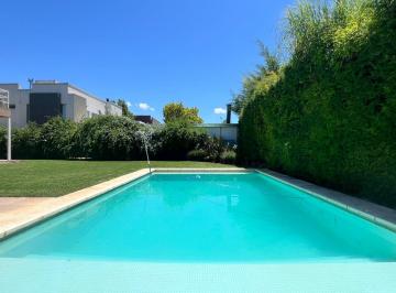 Casa · 218m² · 6 Ambientes · 2 Cocheras · Casa en Venta en Don Carlos
