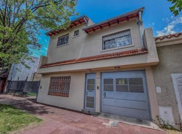 Casa · 232m² · 6 Ambientes · 2 Cocheras · Casa en Banfield Oeste