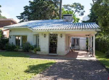 Foto1 · Venta de Casa de 4 Dorm. + Dep. en Cantegril, Punta del Este