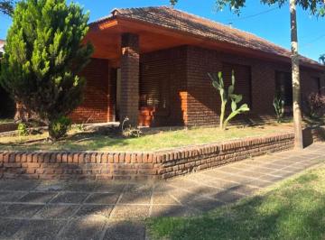 Casa · 185m² · 5 Ambientes · 2 Cocheras · Casa en Alquiler Barrio El Manzanar