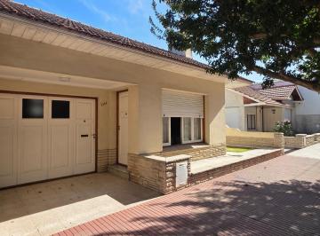 Casa · 160m² · 1 Cochera · Chalet de 4 Amb Excelente Ubicacion