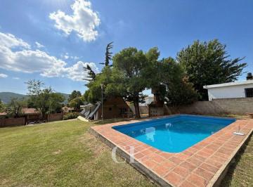 Casa de 6 ambientes, Villa Carlos Paz · Venta Casa Alpina de 2 Dorm. en Terreno de 900 m² con Pileta en Las Ensenadas, Villa Carlos Paz