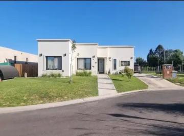 Casa · 132m² · 5 Ambientes · 3 Cocheras · Casa en Venta 4 Dorm. Barrio Santa Elisa Pilar del Este