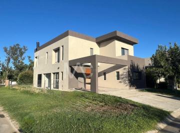 Casa · 218m² · 4 Ambientes · 1 Cochera · Casa en Venta en Villanueva, Tigre, G. B. a. Zona Norte