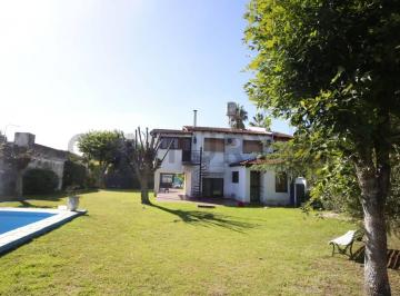 Casa · 120m² · 5 Ambientes · 3 Cocheras · Casa 4 Dorm. a La Venta Gonnet Amplio Terreno