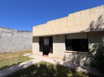 Casa · 72m² · 4 Ambientes · 1 Cochera · Casa de 3 Dorm. en Venta en La Plata