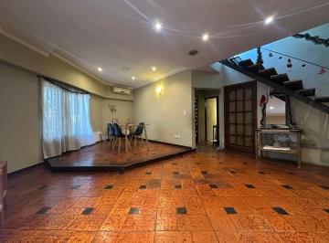 PH · 90m² · 4 Ambientes · 1 Cochera · Amplio y Moderno PH de 4 Ambientes con Patio y Garage.