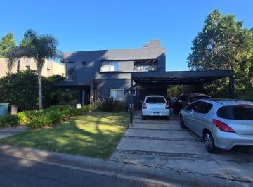 Casa de 7 ambientes, San Fernando · Casa Moderna, Apta Crédito en El Barrio La Damasia: 4 Dorm. (Suite) Lote Interno!
