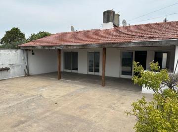 Casa de 4 ambientes, La Matanza · Casa 4 Amb Amplios con Quincho - Galeria y Terraza