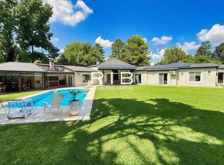 Casa · 225m² · 5 Ambientes · 2 Cocheras