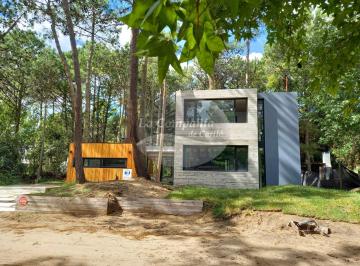 Casa · 220m² · 4 Dormitorios · 1 Cochera · Venta / Excelente Casa Estilo Moderno Sobre Calle Leñatero