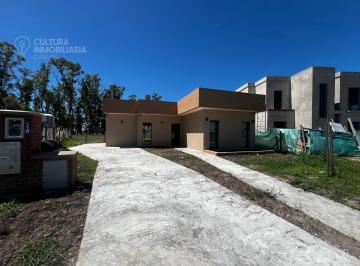 Casa · 150m² · 4 Ambientes · 2 Cocheras · Casa en Santa Sofía