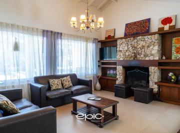 Casa · 260m² · 4 Ambientes · 2 Cocheras · Venta Casa en Carilo