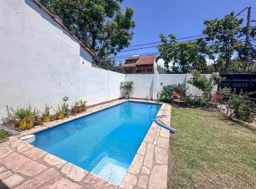 Casa · 120m² · 3 Ambientes · 2 Cocheras · Venta Chalet 3 Ambientes con Jardin y Piscina en Olivos