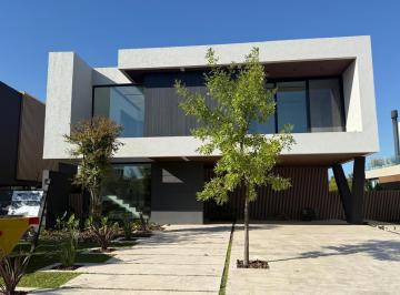 Casa · 908m² · 7 Ambientes · 2 Cocheras · Casa Al Rio con Muelle Propio en Venta/alquile en Barrio El Yacht, Nordelta