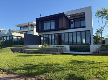 Casa · 908m² · 7 Ambientes · 2 Cocheras · Casa Al Rio con Muelle Propio en Venta/alquile en Barrio El Yacht, Nordelta