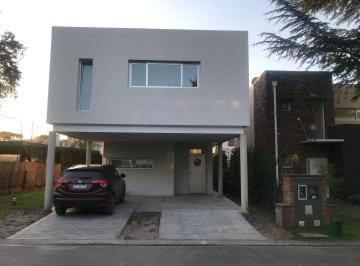Casa · 246m² · 4 Ambientes · 1 Cochera · Casa Venta "Rincon Leloir" Villa Udaondo