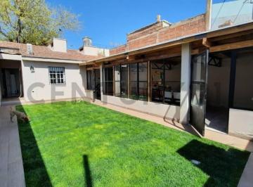 Casa · 160m² · 4 Ambientes · 2 Cocheras · Casa en Alquiler Reciclada con Jardín y Quincho – Dorrego, Límite con Ciudad