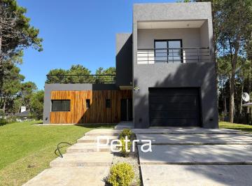 Casa · 200m² · 5 Ambientes · 1 Cochera · Casa en Venta Ubicada en Pinamar Norte