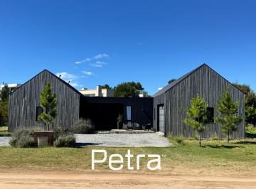 Casa · 204m² · 4 Ambientes · 1 Cochera · Casa en Venta en Costa Esmeralda. Doble Lote