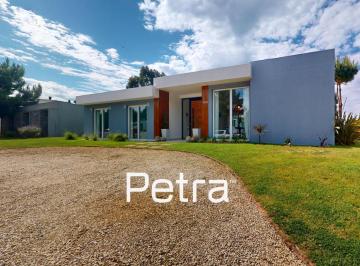 Casa · 180m² · 5 Ambientes · Casa en Venta en Costa Esmeralda con Fondo Al Polo