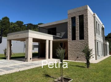 Casa · 243m² · 4 Ambientes · 1 Cochera · Casa en Venta en Costa Esmeralda. Barrio Deportiva