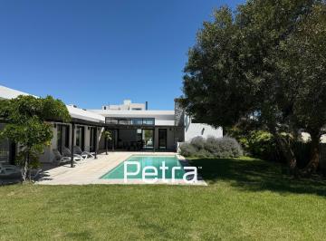 Casa · 240m² · 5 Ambientes · 1 Cochera · Casa en Venta en Costa Esmeralda. Barrio Residencial I