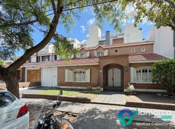 Casa · 289m² · 8 Ambientes · 2 Cocheras · Casa en Venta en Urca: 5 Dorm., Pileta y Cochera Doble
