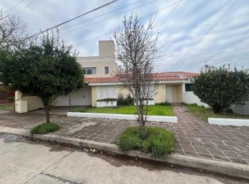 Casa · 580m² · 8 Ambientes · 3 Cocheras · Casa en Venta Cerro de Las Rosas Calle, a 1 Cuadra de Av Rafael Núñez.