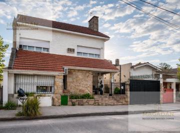 Casa · 165m² · 5 Ambientes · 3 Cocheras · Venta - Casa de 5 Ambientes en Villa Sarmiento - Acepta Permuta