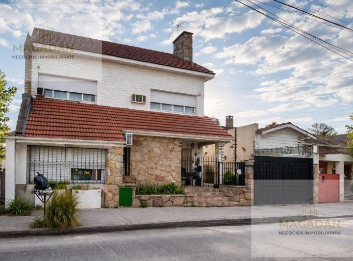 Casa · 165m² · 5 Ambientes · 3 Cocheras