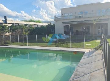 Casa · 252m² · 6 Ambientes · 1 Cochera · Venta de Casa en Dos Plantas con Pileta - San Sebastian Area 5