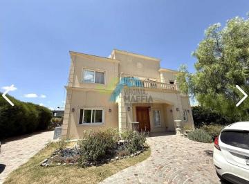 Casa · 252m² · 6 Ambientes · 1 Cochera · Venta de Casa en Dos Plantas con Pileta - San Sebastian Area 5