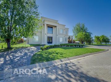 Casa · 252m² · 6 Ambientes · 2 Cocheras · Casa en Venta en Pueblos del Plata Country Club, Hudson