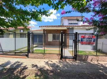 Casa de 4 ambientes, Almirante Brown · Chalet Impecable en Longchamps – ¡Estado 10/10 y Gran Amplitud!