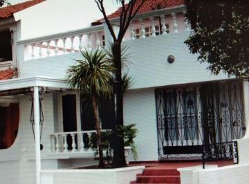 Casa · 204m² · 7 Ambientes · 2 Cocheras · Invertí de Manera Eficiente Tu Dinero Vendo Casona 7 Ambientes m. T. Alvear 1200