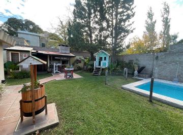 Casa · 247m² · 8 Ambientes · 2 Cocheras · Ambrosetti Al 200 Bis - Venta de Casa 2 Dorm. 2 Cocheras Patio en Fisherton