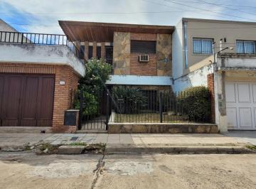 Casa · 228m² · 4 Ambientes · 1 Cochera · Casa Chalet 4 Ambientes Morón