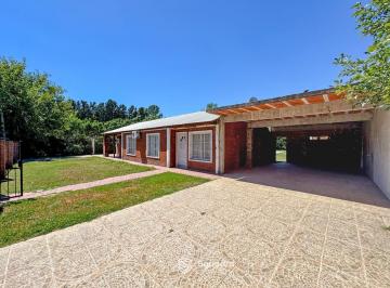 Casa · 156m² · 4 Ambientes · 2 Cocheras · Venta | Permuta - Casa de 4 Dorm., y Piscina - Don Mateo, Funes. Apto Crédito.