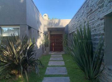 Casa · 200m² · 4 Ambientes · 2 Cocheras · Casa Chalet en Alq. Temporario en Pinamar, Costa Atlántica, Buenos Aires