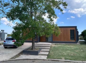 Casa · 205m² · 6 Ambientes · 4 Cocheras · Casa a La Laguna en Golf El Cantón