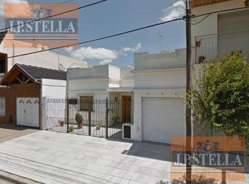 Casa · 110m² · 3 Ambientes · 1 Cochera · Casa 3 Amb. 110 m² en Lote 300 m² C/ Cochera, Jardín y Parrilla - San Justo