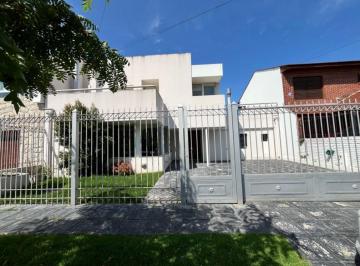 Casa · 210m² · 5 Ambientes · 2 Cocheras · Chalet de Categoria 5 Ambientes con Parque, Piscina Climatizada y Terraza - Barrio Constitucion