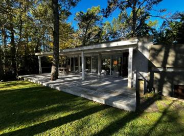 Casa · 234m² · 5 Ambientes · 1 Cochera · Casa Moderna Minimalista en El Bosque de Carilo con 4 Dorm. 2 en Suite, Losa Radiante, Diseño