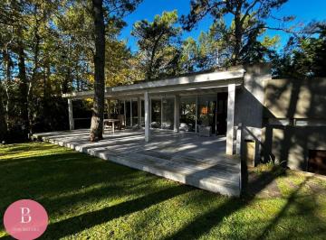 Casa · 234m² · 5 Ambientes · 1 Cochera · Casa Moderna Minimalista en El Bosque de Carilo con 4 Dorm. 2 en Suite, Losa Radiante, Diseño
