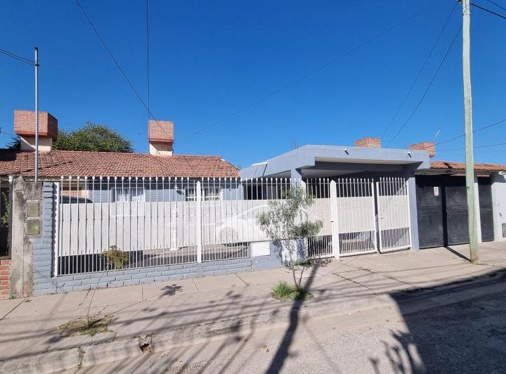 Casa · 74m² · 4 Ambientes · 1 Cochera