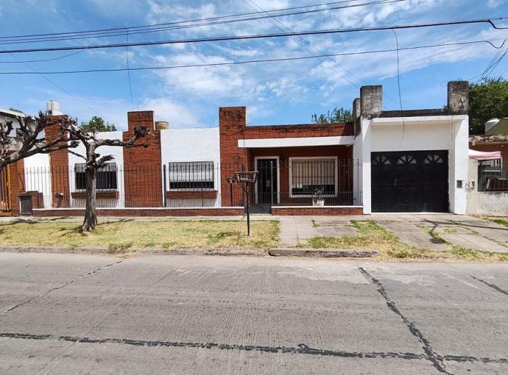 Casa · 130m² · 4 Ambientes · 1 Cochera